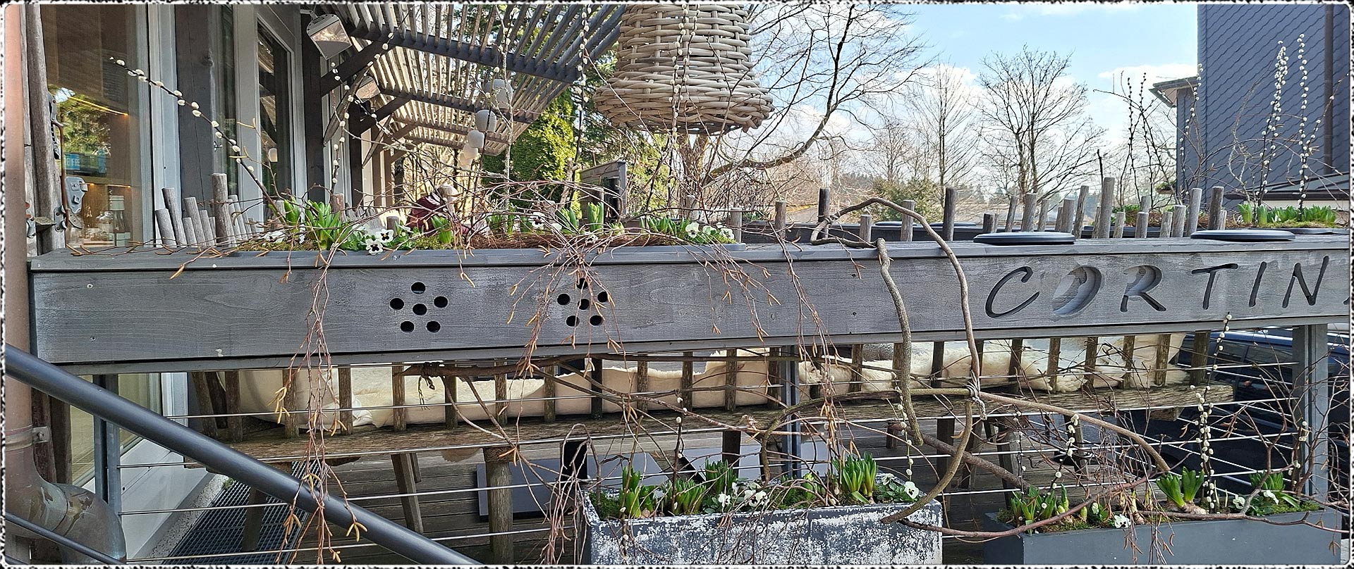 gemütliche Außenterrasse vom Restaurant Cortina